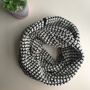 🖤B&W Knit Infinity Scarf🖤